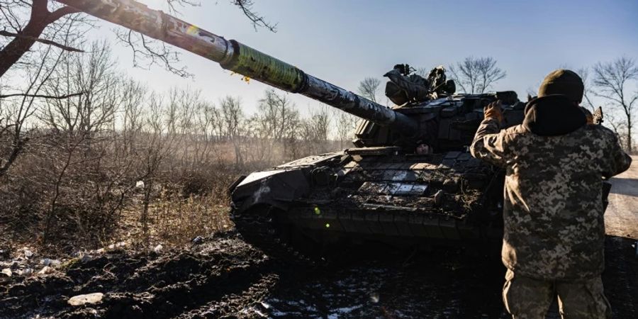 Ukrainische Soldaten mit T-72-Panzer im Gebiet Donezk