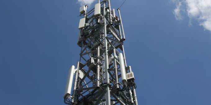 1&1 hatte 2019 erstmals ein eigenes Mobilfunk-Spektrum ersteigert. Bisher nutzt das Unternehmen das Netz anderer Anbieter und zahlt dafür Miete. 1&1 hatte 2019 erstmals ein eigenes Mobilfunk-Spektrum ersteigert. Bisher nutzt das Unternehmen das Netz anderer Anbieter und zahlt dafür Miete.