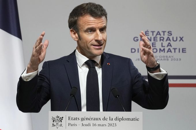 Wegen der umstrittenen Rentenreform steht Frankreichs Präsident Macron in der Kritik. macron