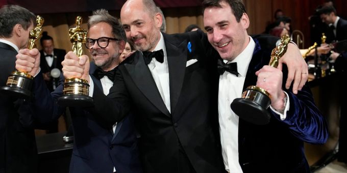 Christian M. Goldbeck (l-r), Edward Berger und James Friend feiern nach der Oscar-Verleihung beim Governors Ball. Christian M. Goldbeck (l-r), Edward Berger und James Friend feiern nach der Oscar-Verleihung beim Governors Ball.