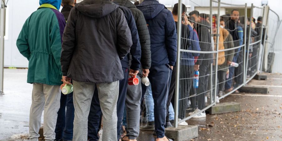 In einer Landeserstaufnahmestelle warten Flüchtlinge in einer Schlange vor der Essensausgabe. Die Zahl der Asylbewerber ist im Januar und Februar gegenüber den Vorjahresmonaten deutlich gestiegen.