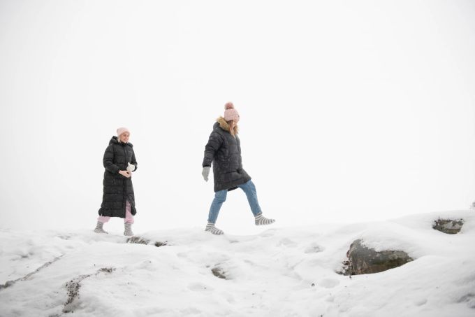 Auf Socken durch den Schnee? In Finnland kann man das sogar um die Wette tun. Socken Schnee Finnland Wette
