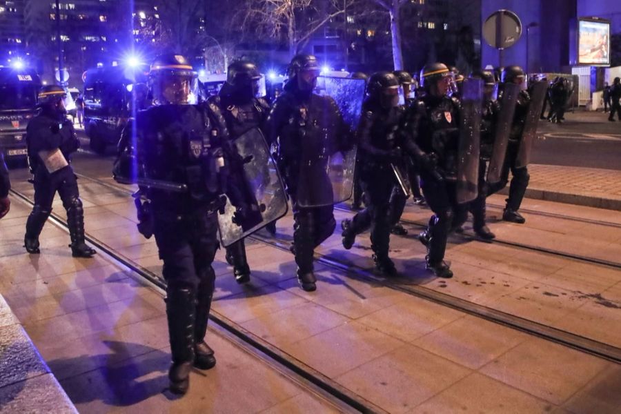 Die Polizei setzte in Paris Tränengas gegen die Demonstrierenden ein.