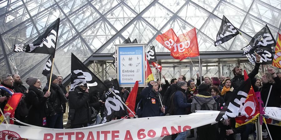 Beschäftigte der Kulturindustrie demonstrieren vor dem Louvre-Museum. In Frankreich haben sich die Streiks und Proteste gegen die Rentenreform zugespitzt. Foto: Christophe Ena/AP/dpa