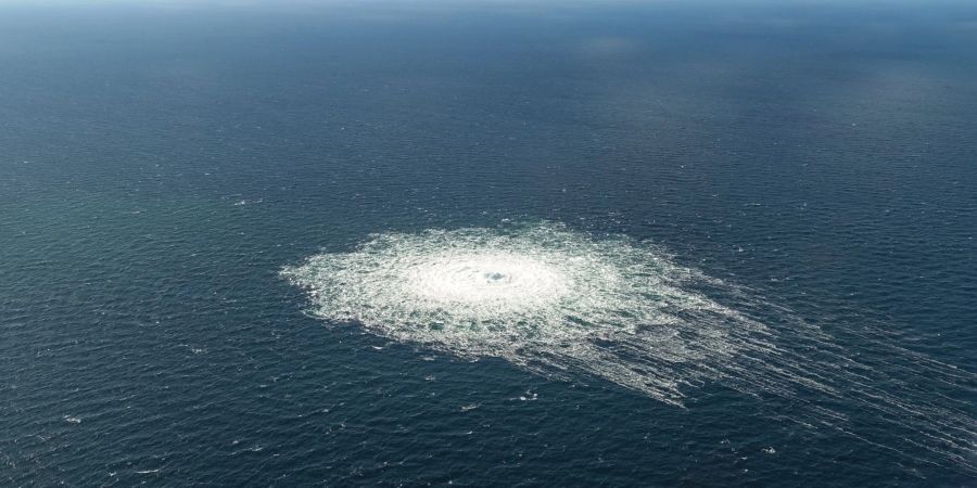 Das vom dänischen Verteidigungskommando zur Verfügung gestellte Foto zeigt das Nord Stream 2-Gasleck aus der Luft. Es gibt weitere Entwicklungen in dem Fall.