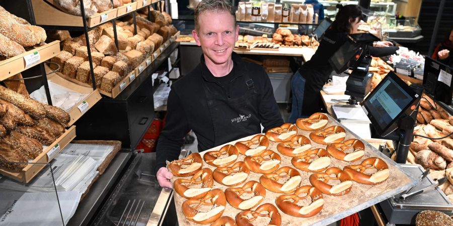Jochen Baier von der Bäckerei Baier verkauft in seiner Filiale in der Stuttgarter Markthalle gespritzte Butterbrezeln.