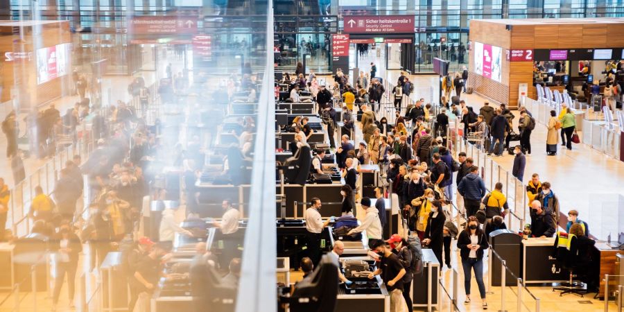 Lange Warteschlangen an Check-in-Schaltern können die Nerven strapazieren. Entspannter reist, wer rund zweieinhalb Stunden vor Abflug vor Ort ist.