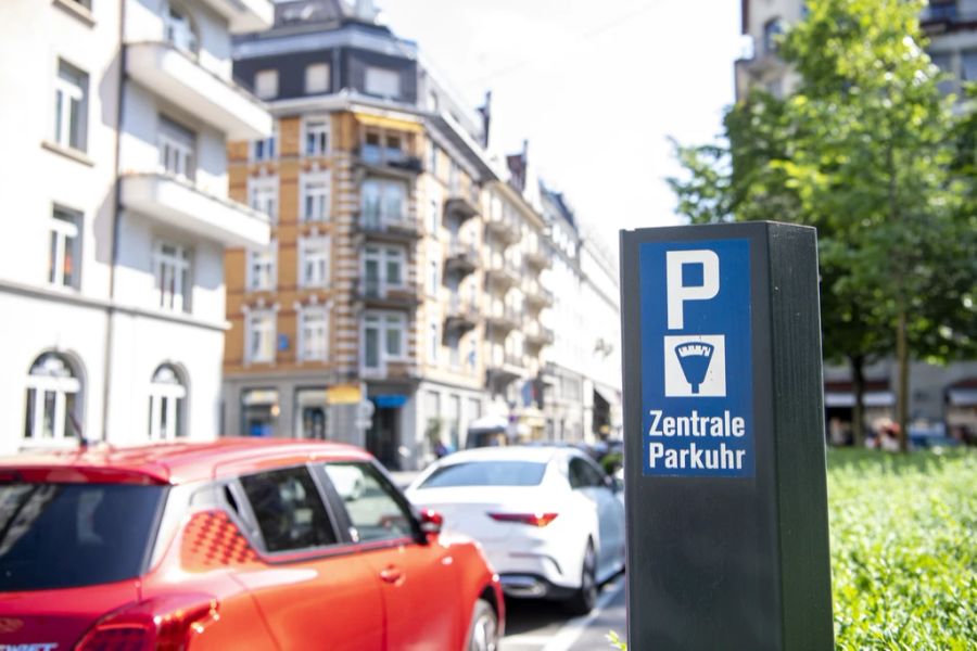 Luzern ist mit zwölf Franken pro vier Stunden die teuerste Stadt zum Parkieren.