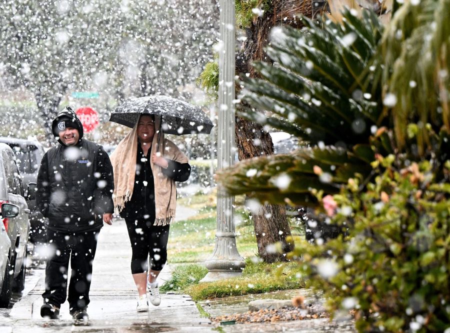 Passanten spazieren bei Schneefall durch den Stadtteil Hunters Ridge im kalifornischen Fontana. Will Lester/The Orange County Register/AP/dpa