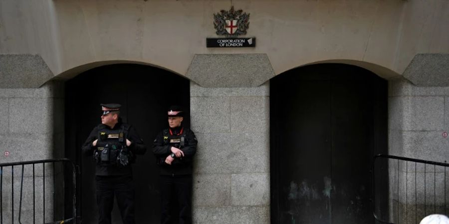 Polizisten vor dem Londoner Strafgericht Old Bailey