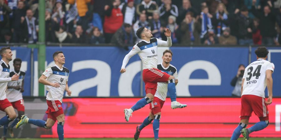 Hamburgs Ludovit Reis (M) feiert sein Tor zum 1:0.