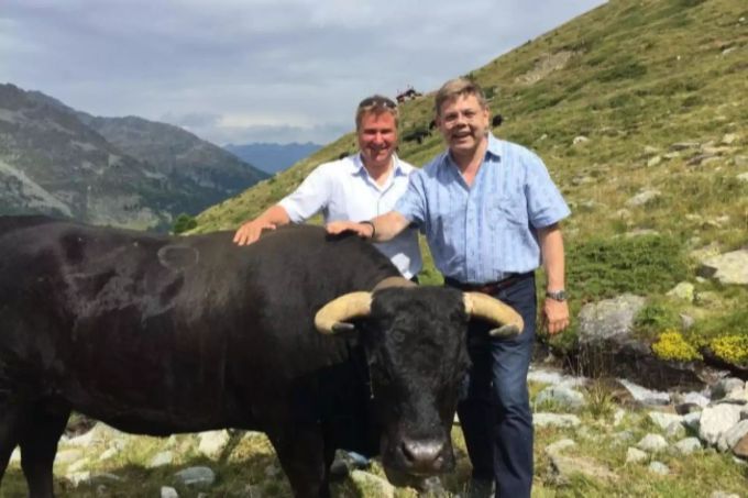 SVP-Nationalrat Franz Grüter (rechts) mit Ex-Parteipräsident Toni Brunner und dessen Eringer-Kampfkühen. Franz Grüter SVP