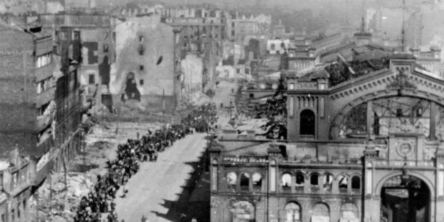 Die Aufnahme vom Oktober 1944 zeigt Einwohner von Warschau, die unter deutscher Eskorte zu einem Sammelplatz gebracht werden. Foto: Museum des Warschauer Aufstands