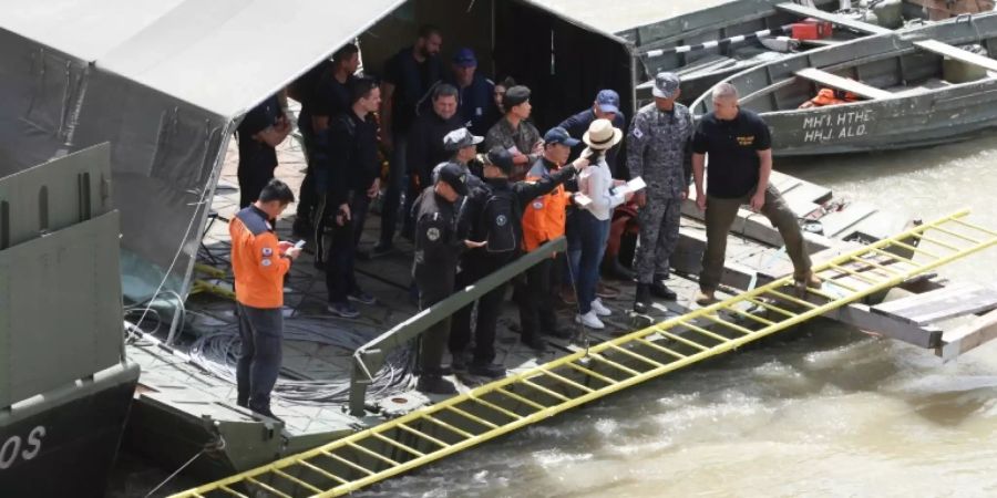 Taucher können das gesunkene Schiff bisher nicht erreichen
