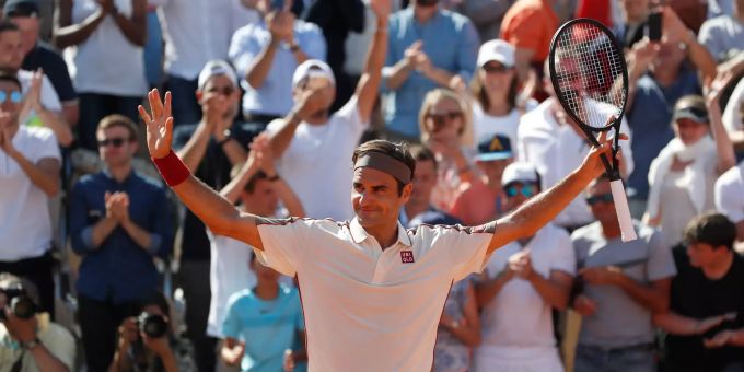 Roger Federer Jubelt nach seinem Sieg gegen Casper Ruud in Paris. Roger Federer