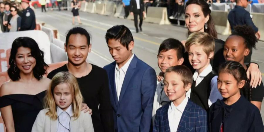 Mami Angelina Jolie mit ihren sechs Kids: Maddox, Pax, Zahara und Shiloh und die Zwillinge Vivienne und Knox.