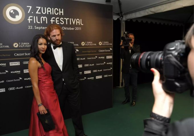 Patrick Liotard-Vogt und seine Begleitung stolzieren über den grünen Teppich des Zürich Filmfestivals. Patrick Liotard-Vogt