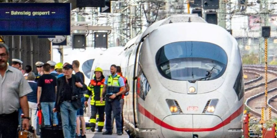 Ein ICE steht am Gleis 7 des Hauptbahnhofs in Frankfurt am Main