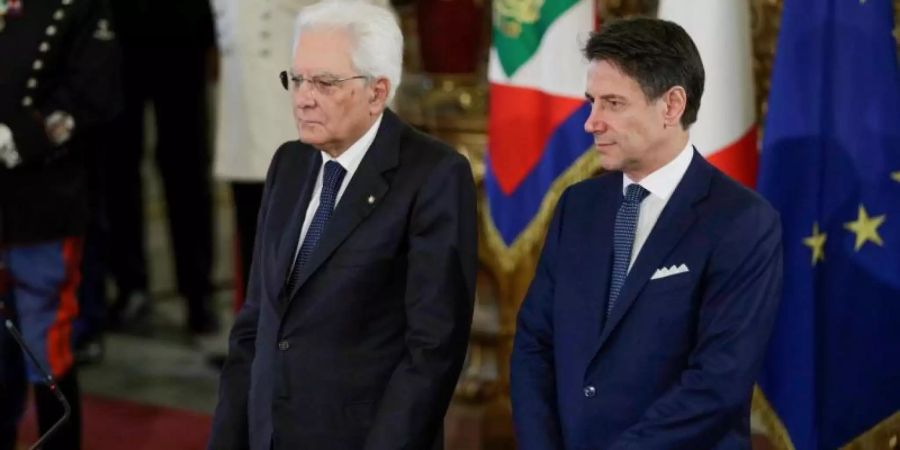 Der italienische Premierminister Giuseppe Conte (r.) nimmt mit Präsident Sergio Mattarella an der Vereidigungszeremonie im Quirinalspalast teil. Foto: Andrew Medichini/AP