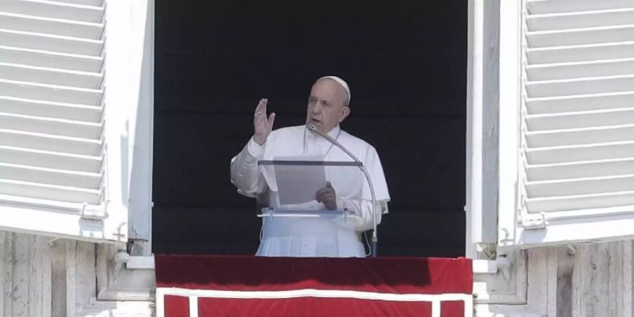 Papst Franziskus spricht das Angelus-Gebet an einem Fenster über dem Petersplatz. Foto: Gregorio Borgia