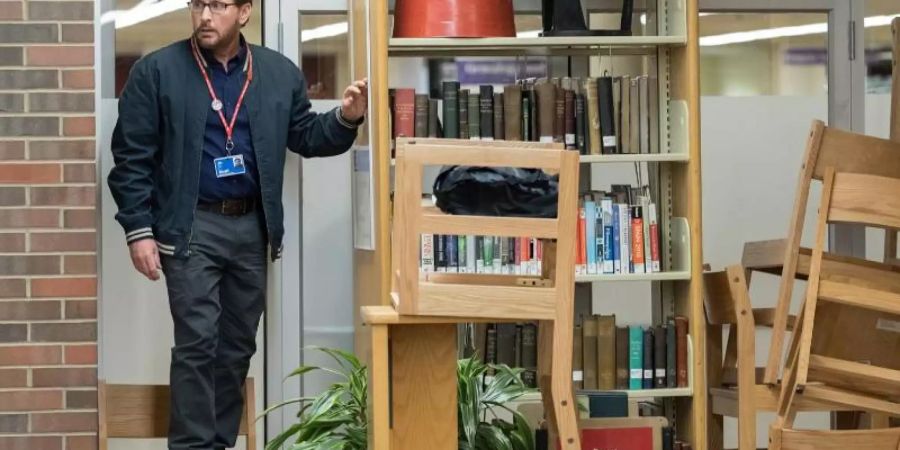 Die Rolle des Bibliothekars Stuart Goodson hat Regisseur Emilio Estevez selbst übernommen. Foto: Koch Films