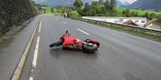 Glarus - Verkehrsunfall in Mitlödi