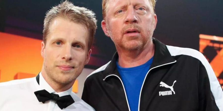 Moderator Oliver Pocher (l) und Tennislegende Boris Becker 2013 in der Fernsehshow «Alle auf den Kleinen». Foto: Rolf Vennenbernd