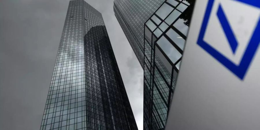Dunkle Wolken sind über der Zentrale der Deutschen Bank aufgezogen. Foto: Arne Dedert/Illustration