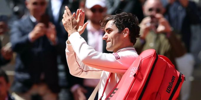 Roger Federer verabschiedet sich nach seiner Niederlage gegen Rafael Nadal vom Publikum. Roger Federer