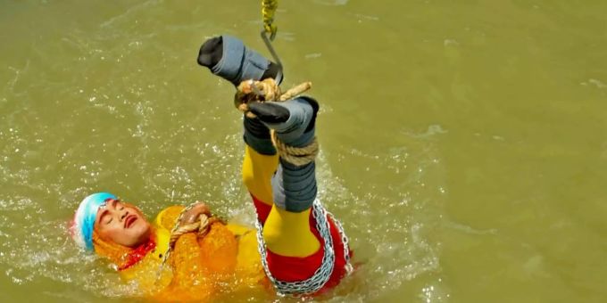 Zauberkünstler Lahiri wurde in den Ganges hinabgelassen Zauberkünstler Lahiri wurde in den Ganges hinabgelassen