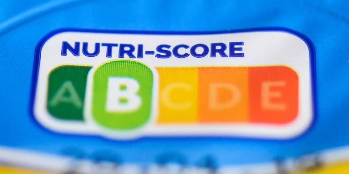 Auf einer Packung Joghurt ist der sogenannte «Nutri-Score» zu sehen. migros Nutri-Score