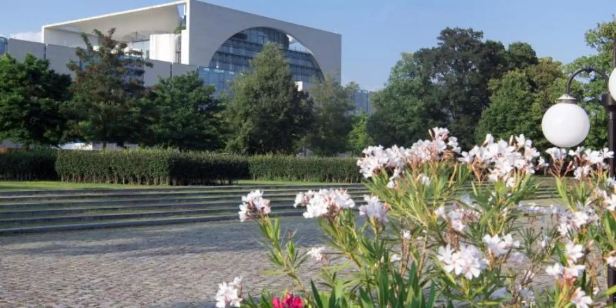 Rund um das Bundeskanzleramt ist es grün: Der Amtssitz der Kanzlerin liegt im Berliner Tiergarten. Foto: Soeren Stache/Archiv