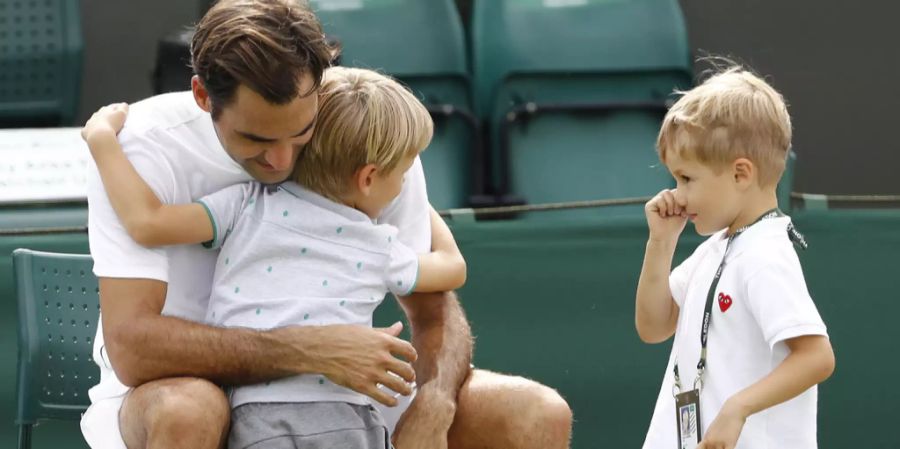 Für seine beiden Söhne nimmt sich Federer auch gern eine Pause vom Training.