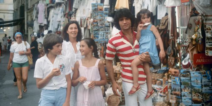 Schlagersänger Costa Cordalis während des Urlaubs mit seiner Familie auf der griechischen Insel Korfu im August 1979. Costa Cordalis mit seiner Familie bei einem Strassenbummel (l-r): Sohn Lucas, Ehefrau Ingrid, Tochter Angeliki und Tochter Eva auf seinem Arm. Costa Cordalis gestorben