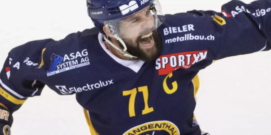 Captain Stefan Tschannen kann auch in der neuen Saison mit Langenthal bereits wieder jubeln