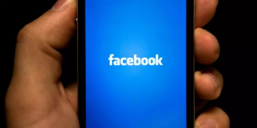 Facebook-Logo auf dem Display eines Smartphones