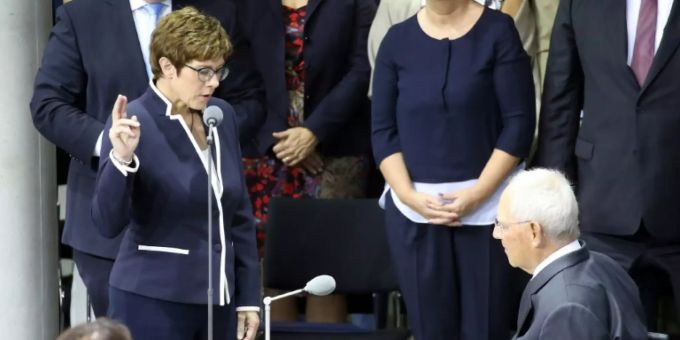 Kramp-Karrenbauer legt Amtseid als Ministerin ab Kramp-Karrenbauer legt Amtseid als Ministerin ab