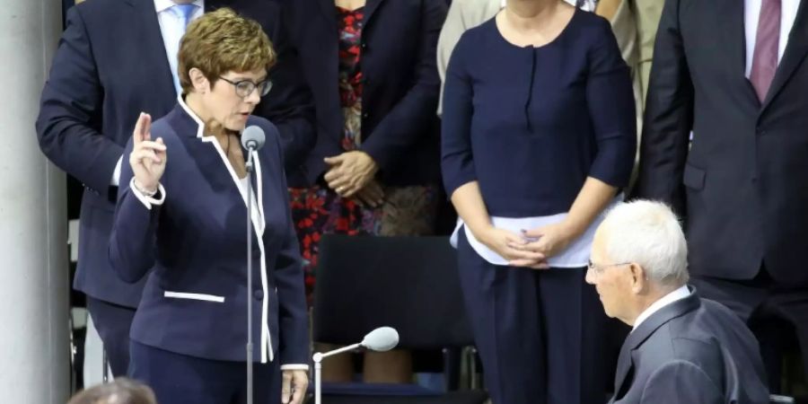 Kramp-Karrenbauer legt Amtseid als Ministerin ab