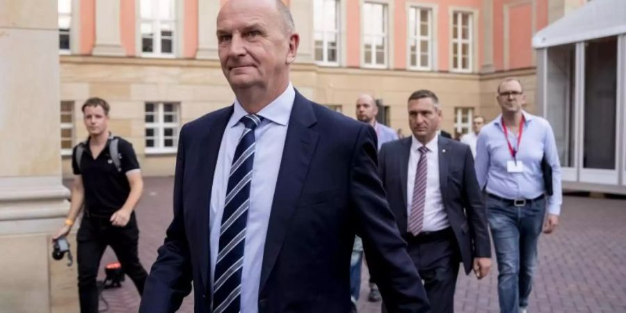 Dietmar Woidke kommt nach der Bekanntgabe erster Ergebnisse zur Landtagswahl in Brandenburg zum Landtag. Foto: Christoph Soeder