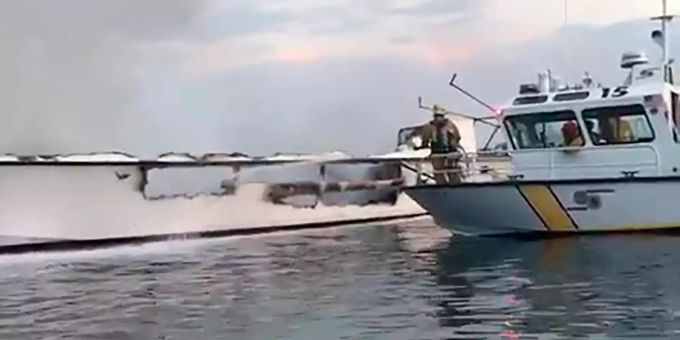 Auf dem Videostandbild ist links das Ausflugsschiff «Conception» zu sehen, kurz bevor es vor der Insel Santa Cruz versank. Bootsbrand in Kalifornien