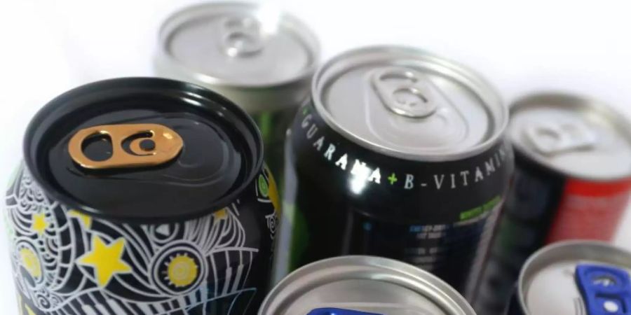Die Krankenkasse DAK forderte, Energy-Drinks besser zu kennzeichnen. Bisher müssten die Hersteller über konkrete Gesundheitsrisiken nicht informieren. Foto: Karl-Josef Hildenbrand