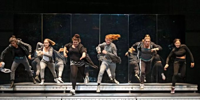 Das Jugendstück «Flex» wurde am 11. September 2019 am Schauspielhaus Zürich Pfauen im Rahmen des Festivals zur Eröffnung der Saison aufgeführt. Schauspielhaus Zürich: Pfauen