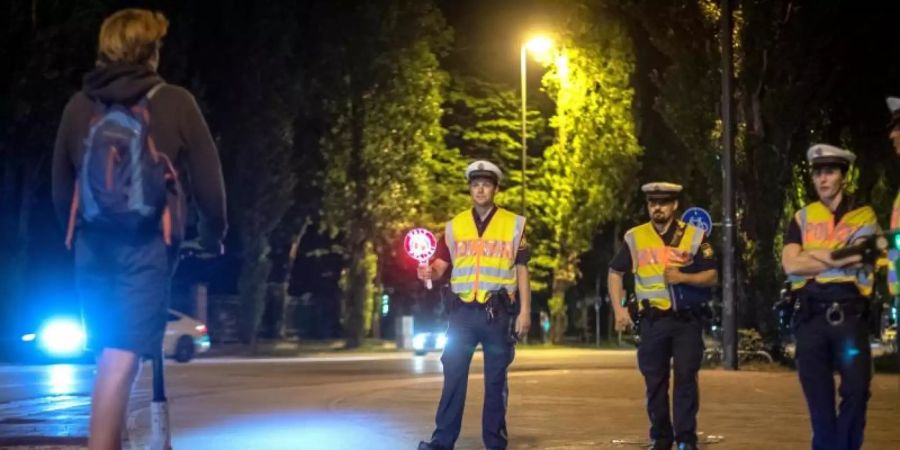 Schon nach kurzer Zeit stehen E-Tretroller-Fahrer im Blickfeld der Polizei. Foto: Sina Schuldt