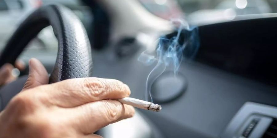 Wird das Qualmen im Auto künftig verboten? Foto: Peter Steffen