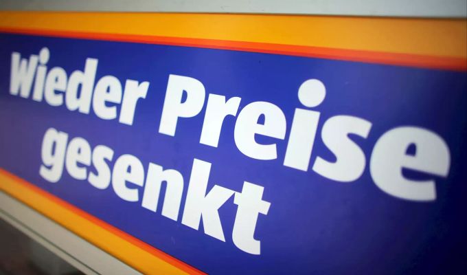 An einer Filiale des Lebensmittel-Discounters Aldi steht ein Schild mit der Aufschrift «Wieder Preise gesenkt». Discounter heizen Preiskampf an