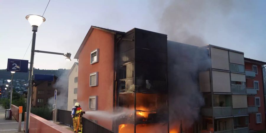 Brand in Mehrfamilienhaus