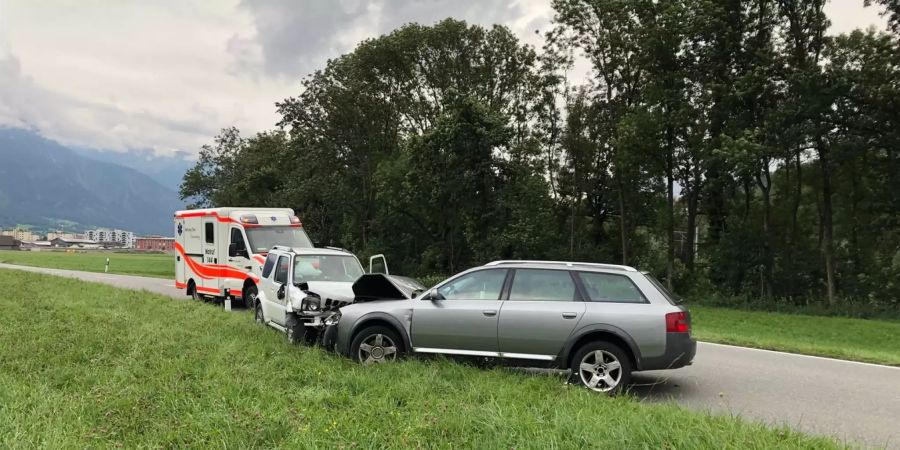Zwei verletzte Personen bei einer Frontalkollision zwischen zwei Autos