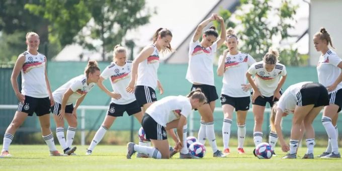 Die deutschen Nationalspielerinnen müssen bei der EM gegen Schweden die Hürde ins Halbfinale nehmen. Foto: Sebastian Gollnow Die deutschen Nationalspielerinnen müssen bei der EM gegen Schweden die Hürde ins Halbfinale nehmen. Foto: Sebastian Gollnow