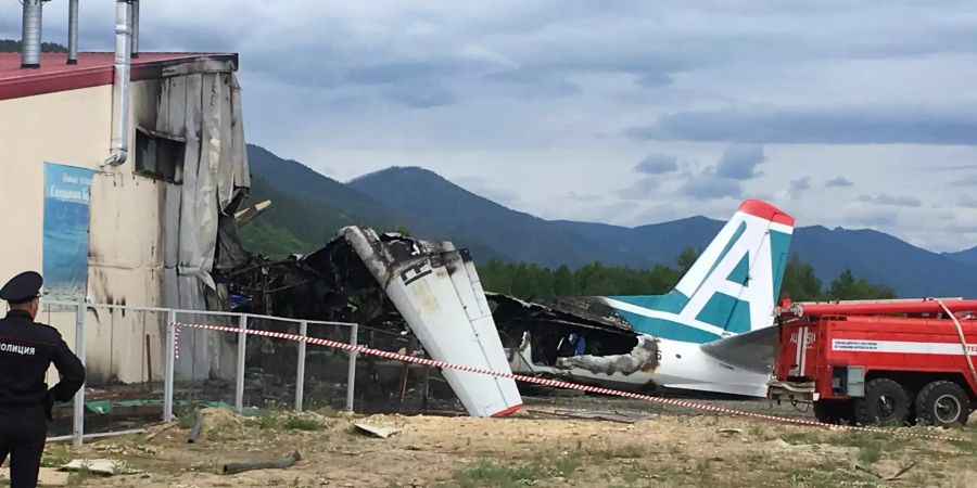 Tote und Verletzte bei Bruchlandung von Flugzeug