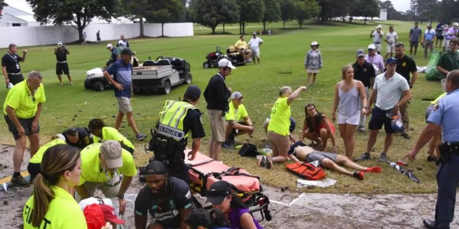 Nach dem Blitzeinschlag im East Lake Golf Club waren die Helfer schnell vor Ort. Foto: John Amis/AP